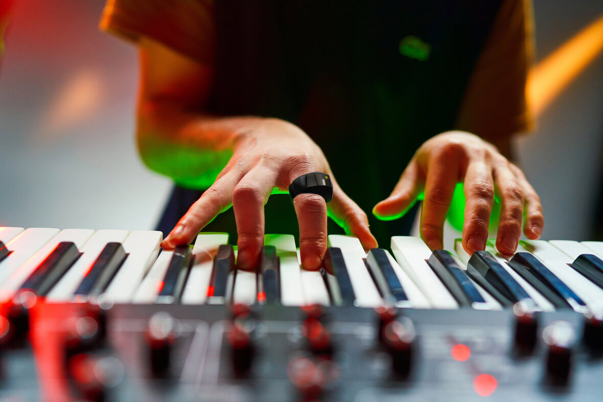 This Wearable MIDI Controller Lets You Modify Sounds With Your Hands