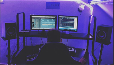 sound-designer-skifonix-sounds-in-studio